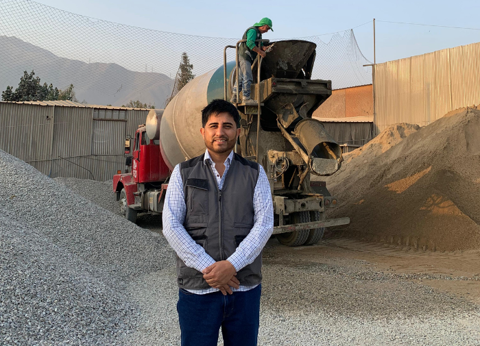 Encargado de obra de Concretera Perú junto a un camión mixer